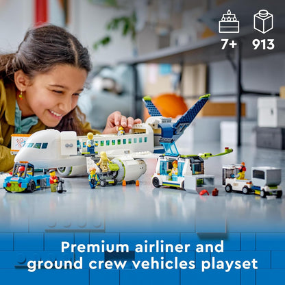 LEGO Conjunto de construção City Avião de Passageiros, modelo de avião grande com veículos da equipe de solo do aeroporto: ônibus de pátio, trator de reboque, carregador de catering, caminhão de bagagem e 9 minifiguras 60367
