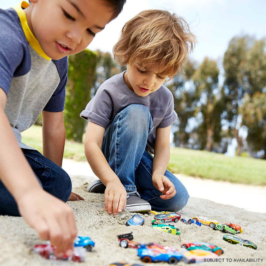 Hot Wheels Juego de 10 camiones y coches de juguete a escala 1:64 para niños y coleccionistas, los estilos pueden variar, 54886
