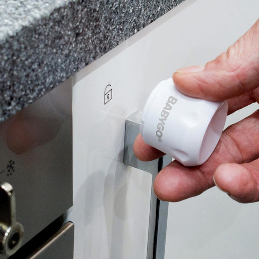 BABYGO® Fechaduras magnéticas de armário de segurança infantil para crianças 10 fechaduras, 2 chaves e 8 protetores de canto gratuitos Armários e gavetas de cozinha à prova de bebês Fácil instalação em 30 segundos, fechaduras brancas de segurança infantil