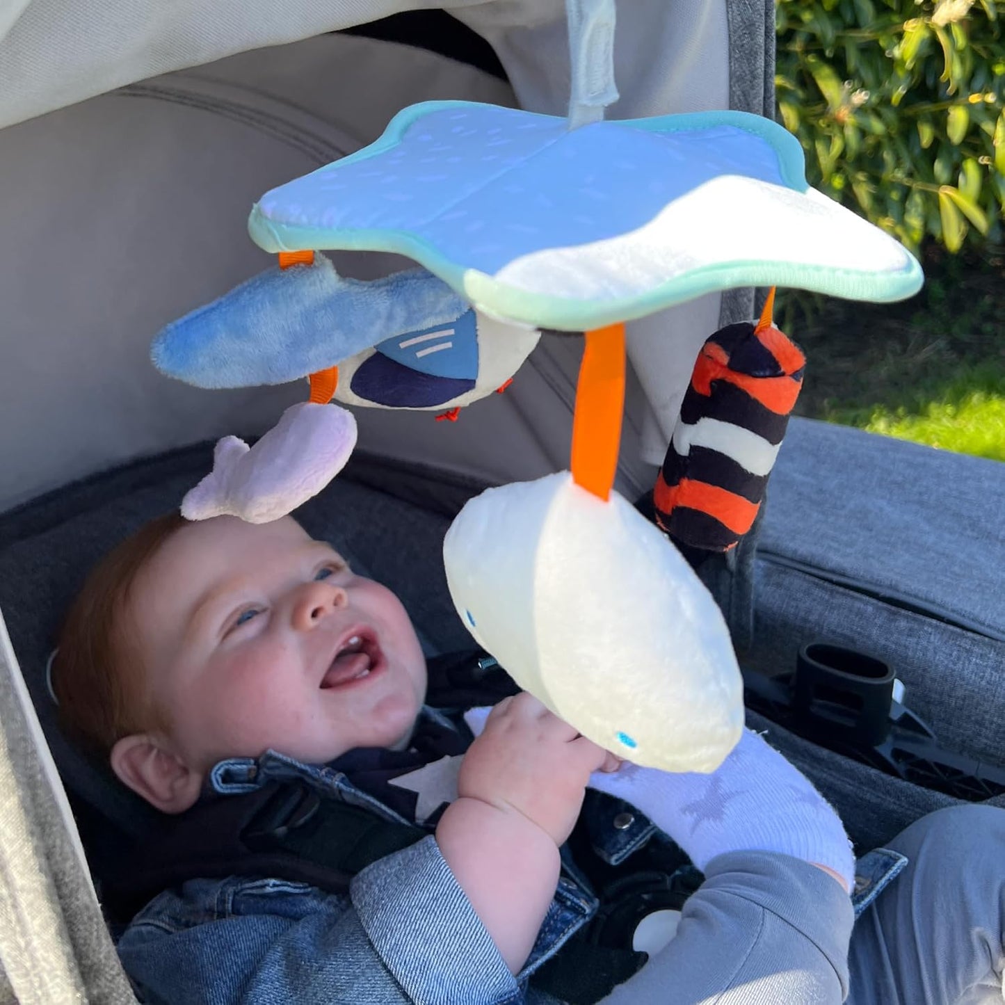 Nuby Ocean Friends Clip n Go Mobile - Versátil | Ajustável | 5 brinquedos sensoriais incluídos | Adequado desde o nascimento