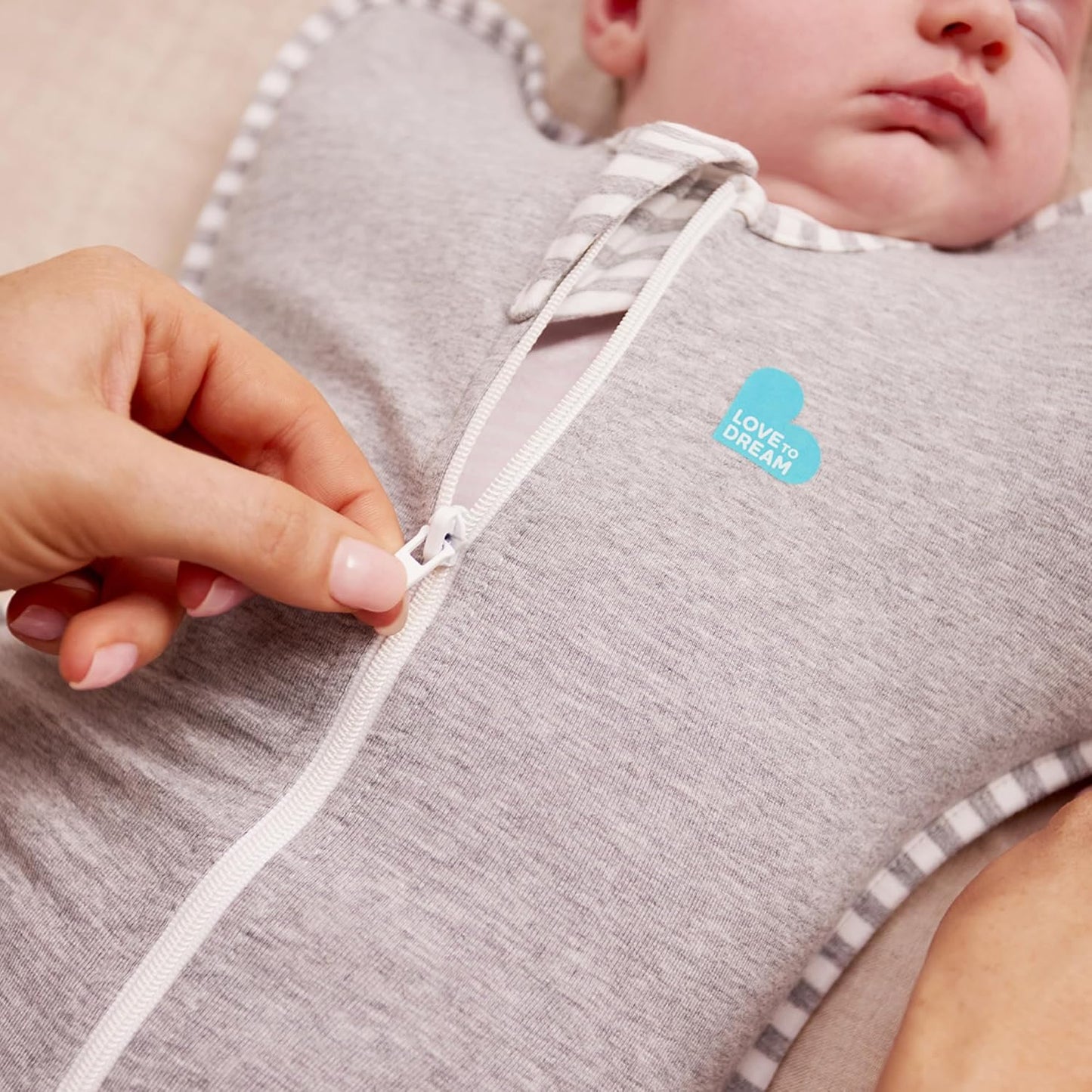 Love To Dream™ Swaddle UP™, Tamanho Pequeno (3,5-6kg), Cor Bordô, Ajuste Perfeito, Favorece uma Rotina de Sono Saudável, 1.0 TOG Ideal para Temperaturas de 20-24°C, Algodão Elástico Lavável à Máquina, 2 Zíperes
