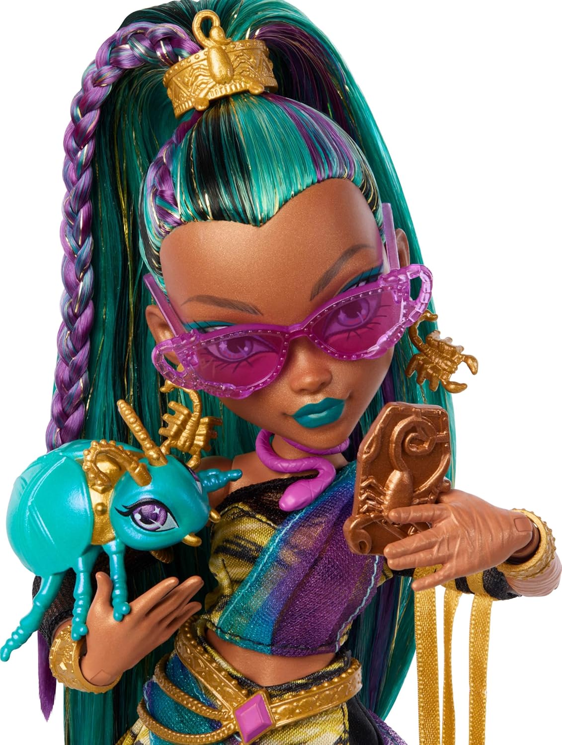 Monster High Boneca Nefera De Nile, Múmia Real em Vestido com seu Bichinho de Estimação Escaravelho Lavish e 7 Acessórios como Bolsa, Laptop, Óculos de Sol, Bebida e Lanches, JDR48