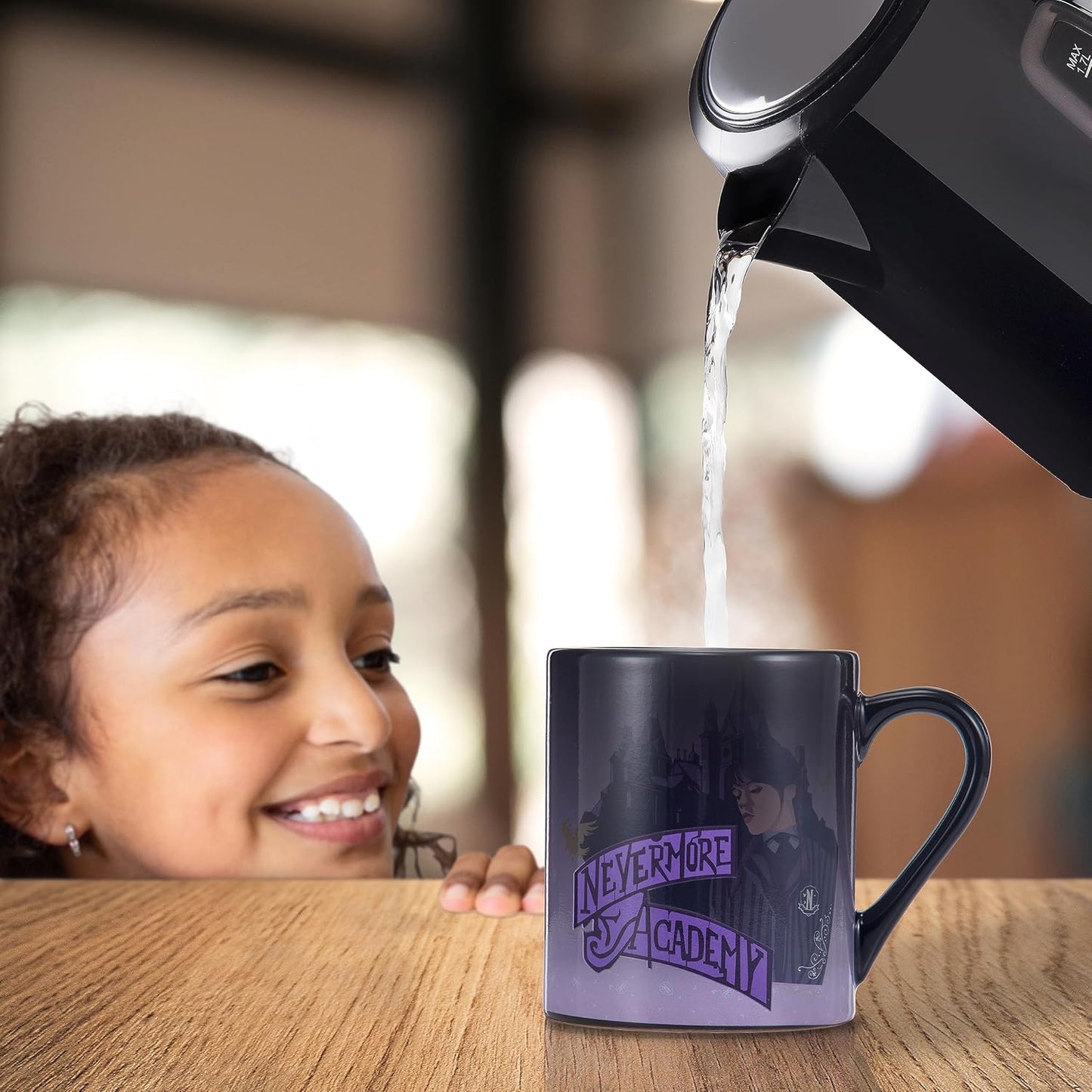UAU! Caneca que muda de cor com o calor de Wednesday | Café ou chá quente revela a Academia Nevermore frequentada por Wednesday Addams | Caneca oficial para fãs da série Wednesday na Netflix