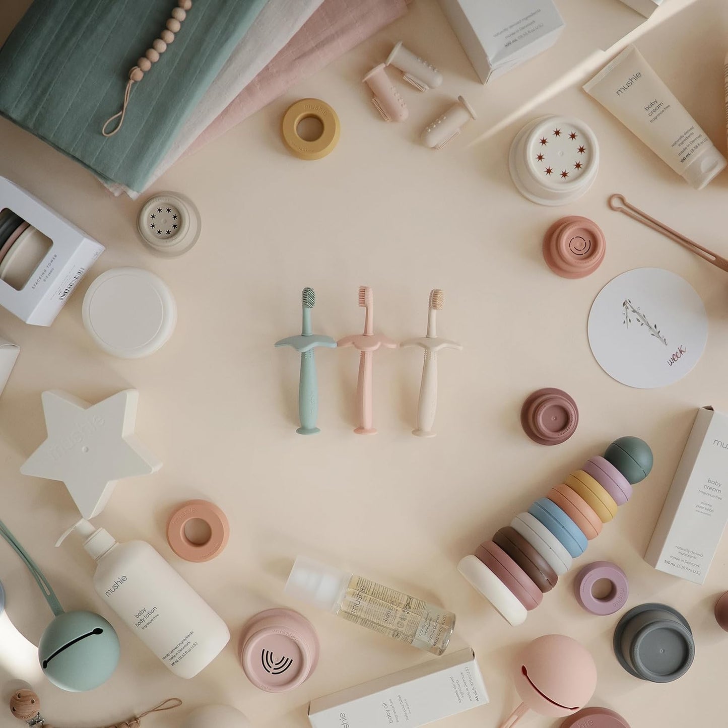 Mushie Escova de dentes de treinamento em silicone, para bebês e crianças pequenas, com base de sucção para fácil armazenamento e treinamento, material: silicone de qualidade alimentar, design de flor (lilás suave).