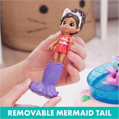Gabby’s Dollhouse, Piscina de Brincar Purr-ific com Figuras da Gabby e da Sereia Gata, Caudas de Sereia que Mudam de Cor e Acessórios para Piscina - Brinquedo Infantil para Crianças a partir de 3 Anos - Azul