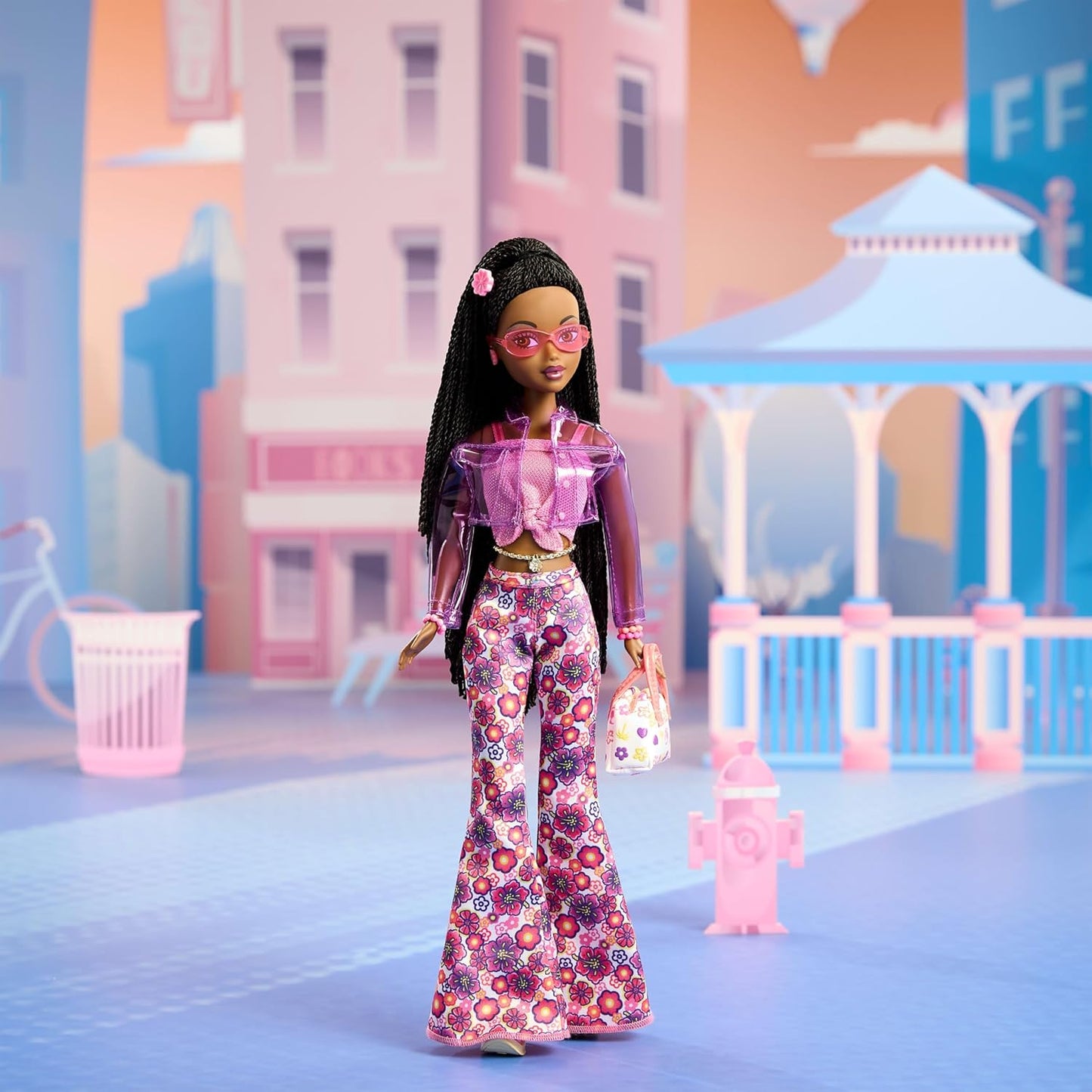 Barbie Signature My Scene Jai Boneca e Acessórios, Tranças Pretas, Roupa Inspirada nos Anos 2000 com Blusa Rosa, Jaqueta de Vinil, Calça Flare Floral e Suporte para Boneca, JBH84