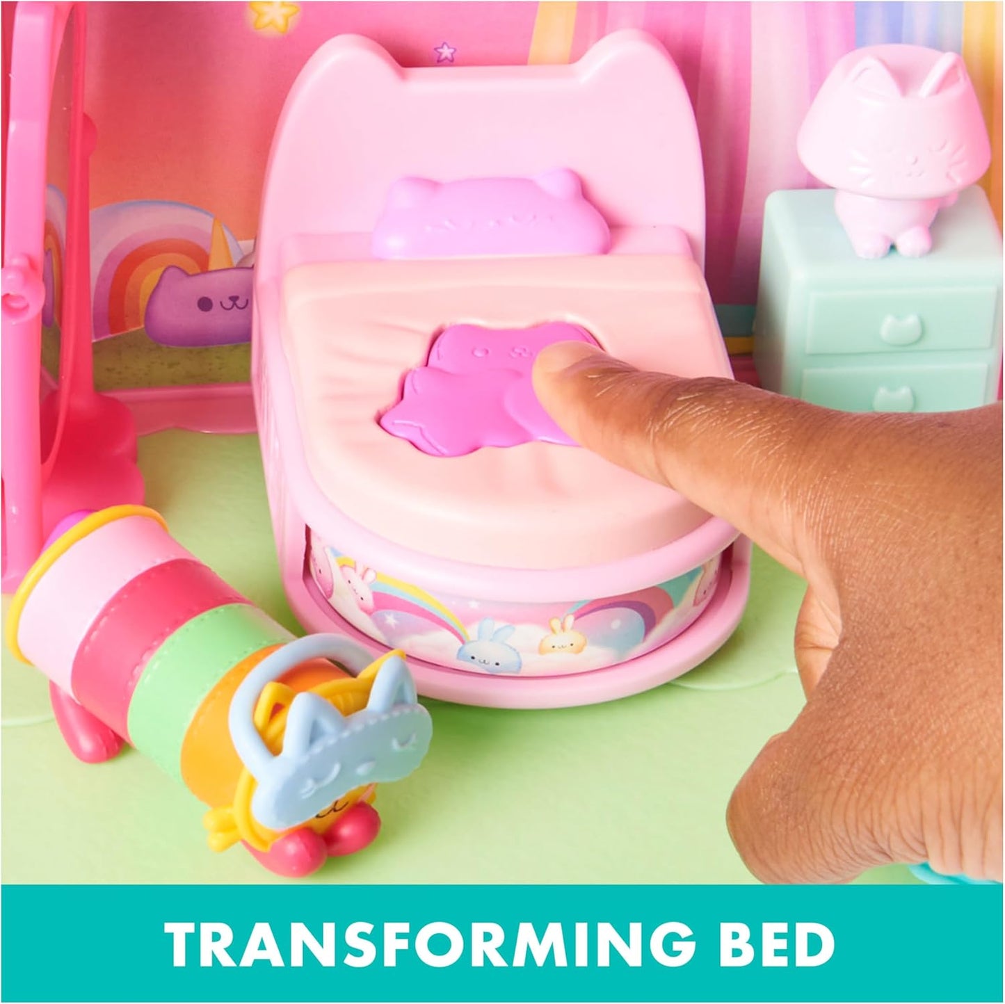 Casa de bonecas da Gabby, quarto "Doces Sonhos" com travesseiro em forma de gato e 3 acessórios, 3 móveis e 2 entregas. Brinquedo infantil para crianças a partir de 3 anos.