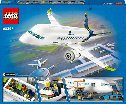 LEGO Conjunto de construção City Avião de Passageiros, modelo de avião grande com veículos da equipe de solo do aeroporto: ônibus de pátio, trator de reboque, carregador de catering, caminhão de bagagem e 9 minifiguras 60367
