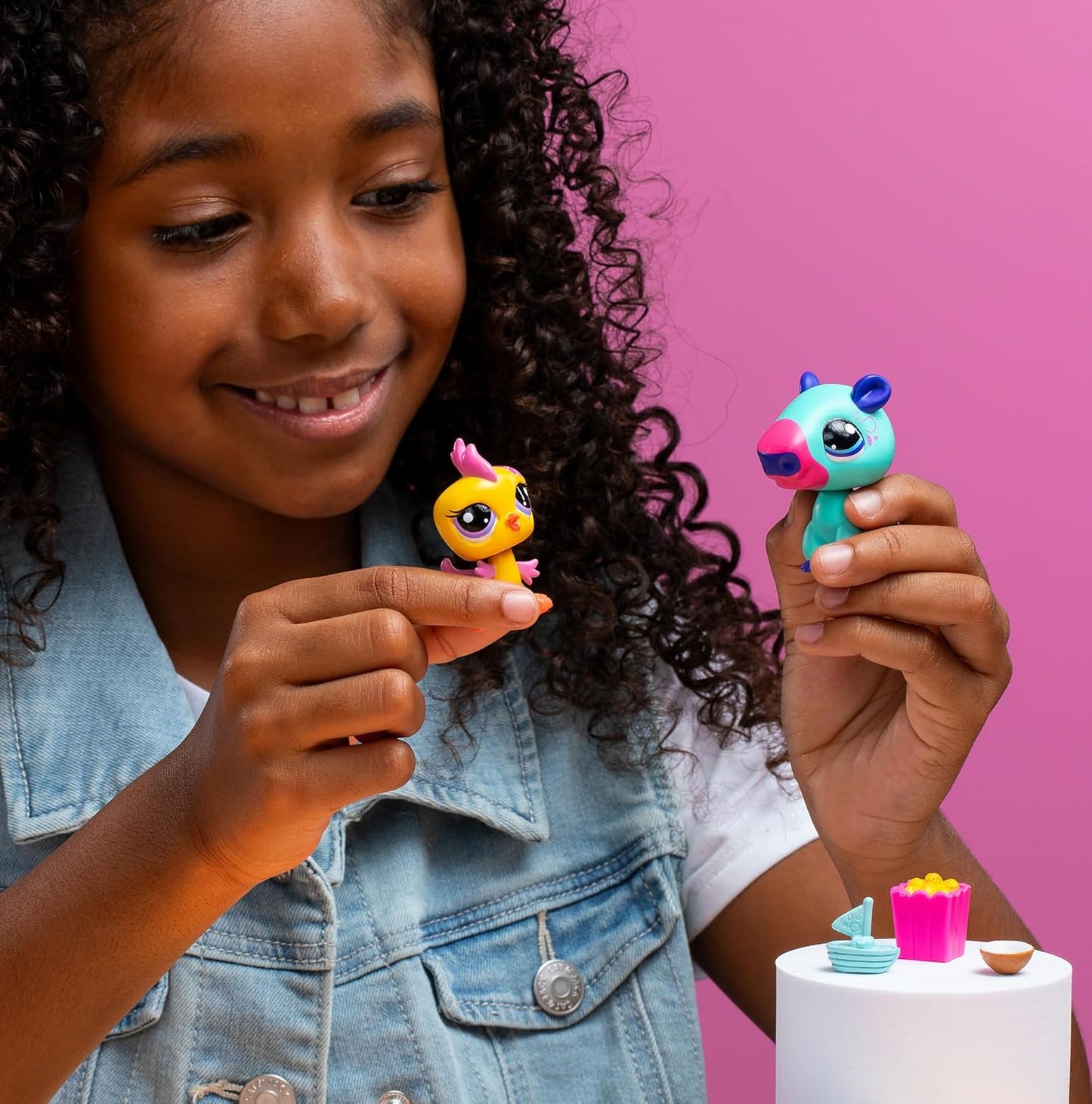 Littlest Pet Shop Série 2 Pet Pairs - Pacote com 2 (UM ENVIADO ALEATORIAMENTE) | Cada pacote contém 2 mini brinquedos LPS Pet, 3 acessórios, 1 cartão colecionável e 1 código virtual | Brinquedos colecionáveis para meninas e meninos