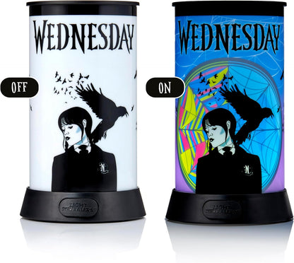 WOW! STUFF Light Revealers Wednesday Addams Night Light - Luminária com cena 360° e desligamento automático - Alimentada por USB ou bateria - Decoração de quarto portátil para crianças e adultos - Presente oficial