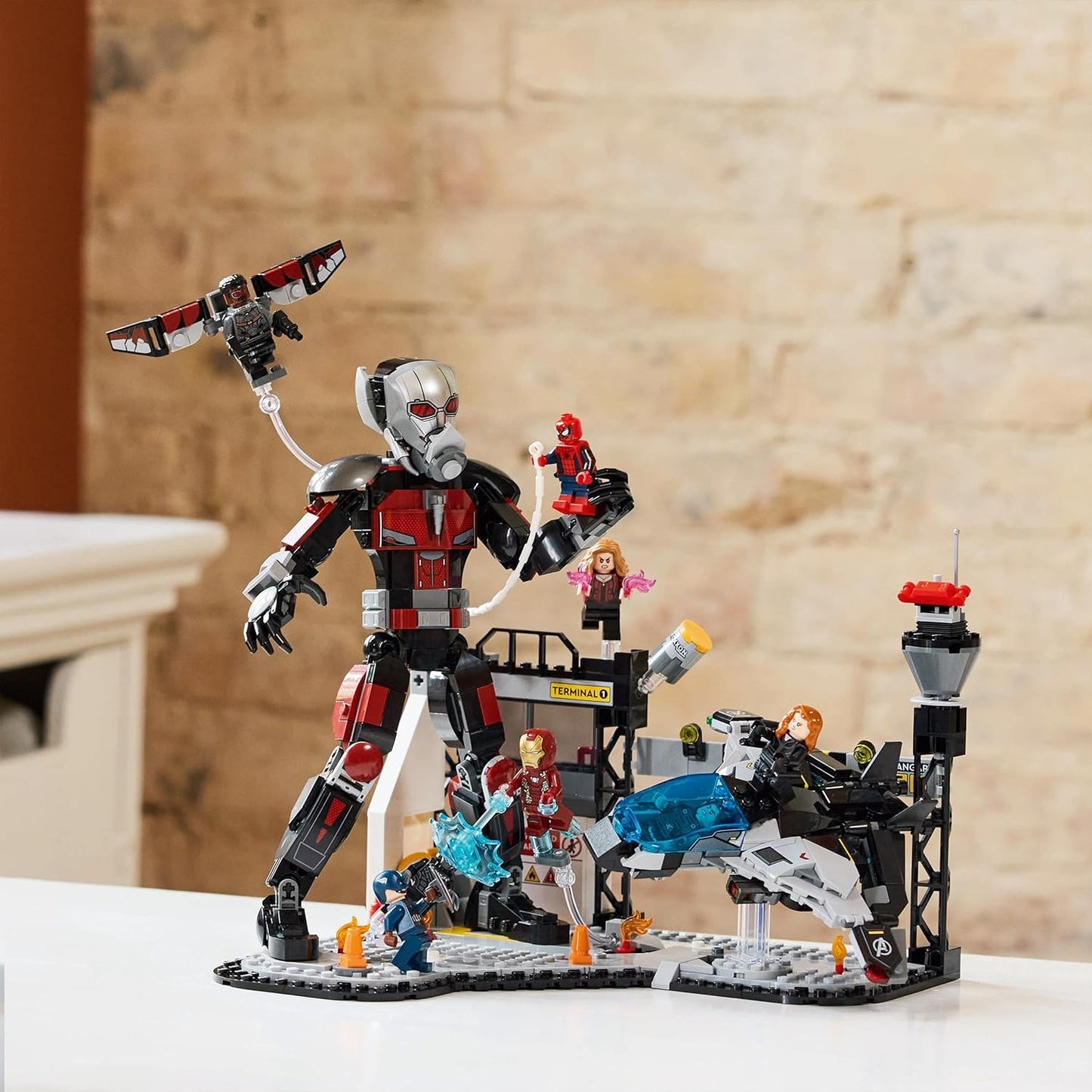 LEGO Marvel Capitão América: Batalha de Ação da Guerra Civil - Brinquedo de construção de super-heróis com 8 minifiguras incl. Homem de Ferro, Homem-Aranha e Pantera Negra - Presente