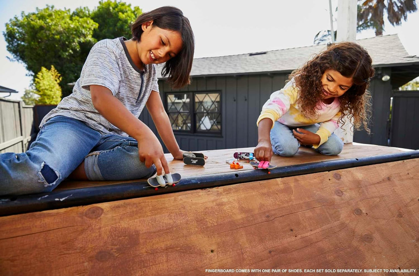 Hot Wheels Skate, 8 skates de dedo totalmente montados com tema Tony Hawk e 4 pares de tênis de skate, 1 conjunto exclusivo, pacote com 8 unidades, HMY19