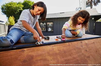 Hot Wheels Skate, 8 skates de dedo totalmente montados com tema Tony Hawk e 4 pares de tênis de skate, 1 conjunto exclusivo, pacote com 8 unidades, HMY19