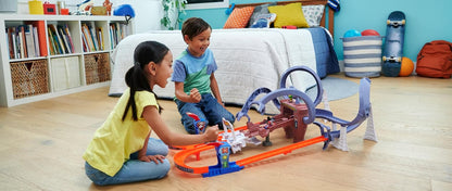 Hot Wheels RacerVerse Spider-Man’s Web-Slinging Speedway Track Set com Hot Wheels Racers Spider-Man e Black Panther, corrida de várias voltas para escapar do Doutor Octopus, HPL34
