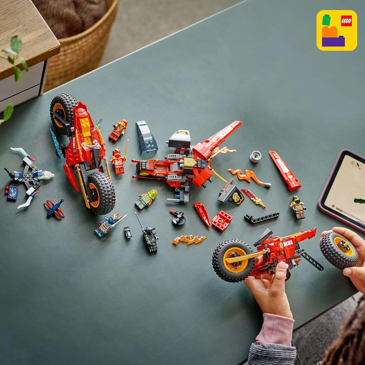 LEGO NINJAGO Veículo de Combate Ninja - Transforma-se em 2 Motos Ninja e um Avião a Jato - 6 Minifiguras incluindo Kai e Cole - Presente de Aniversário Dragons Rising para Meninos a partir de 8 Anos - 71844