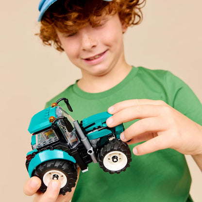 LEGO City Trator de Brinquedo - Kit de Construção de Modelo de Veículo Agrícola com Minifigura de Fazendeiro - Ideia de Presente de Aniversário para Meninos a partir de 6 Anos e Fãs de Engenharia - 60498