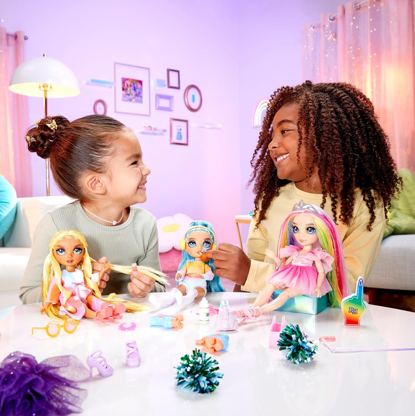 O Pacote Rainbow High Fashion, Tema Piscina, inclui 1 roupa completa para piscina, sapatos, joias e acessórios para brincar. Combine com outros pacotes para criar muita diversão. Brinquedo infantil para crianças a partir de 4 anos.