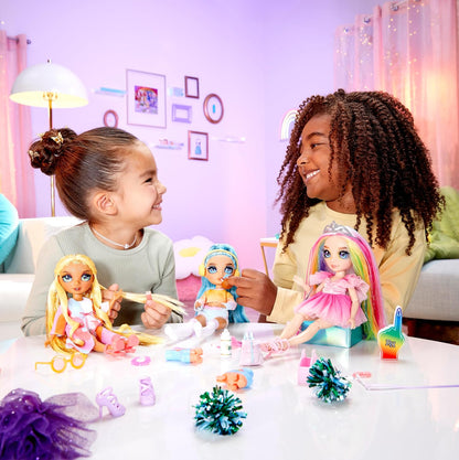 O Pacote Rainbow High Fashion, Tema Piscina, inclui 1 roupa completa para piscina, sapatos, joias e acessórios para brincar. Combine com outros pacotes para criar muita diversão. Brinquedo infantil para crianças a partir de 4 anos.