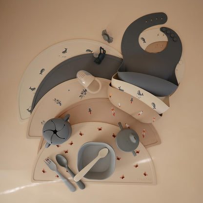 Mushie Tapete de silicone para crianças | Design antiderrapante | Material: Silicone de qualidade alimentar | Fácil de limpar e resistente a manchas | Livre de BPA e ftalatos (Baleias)