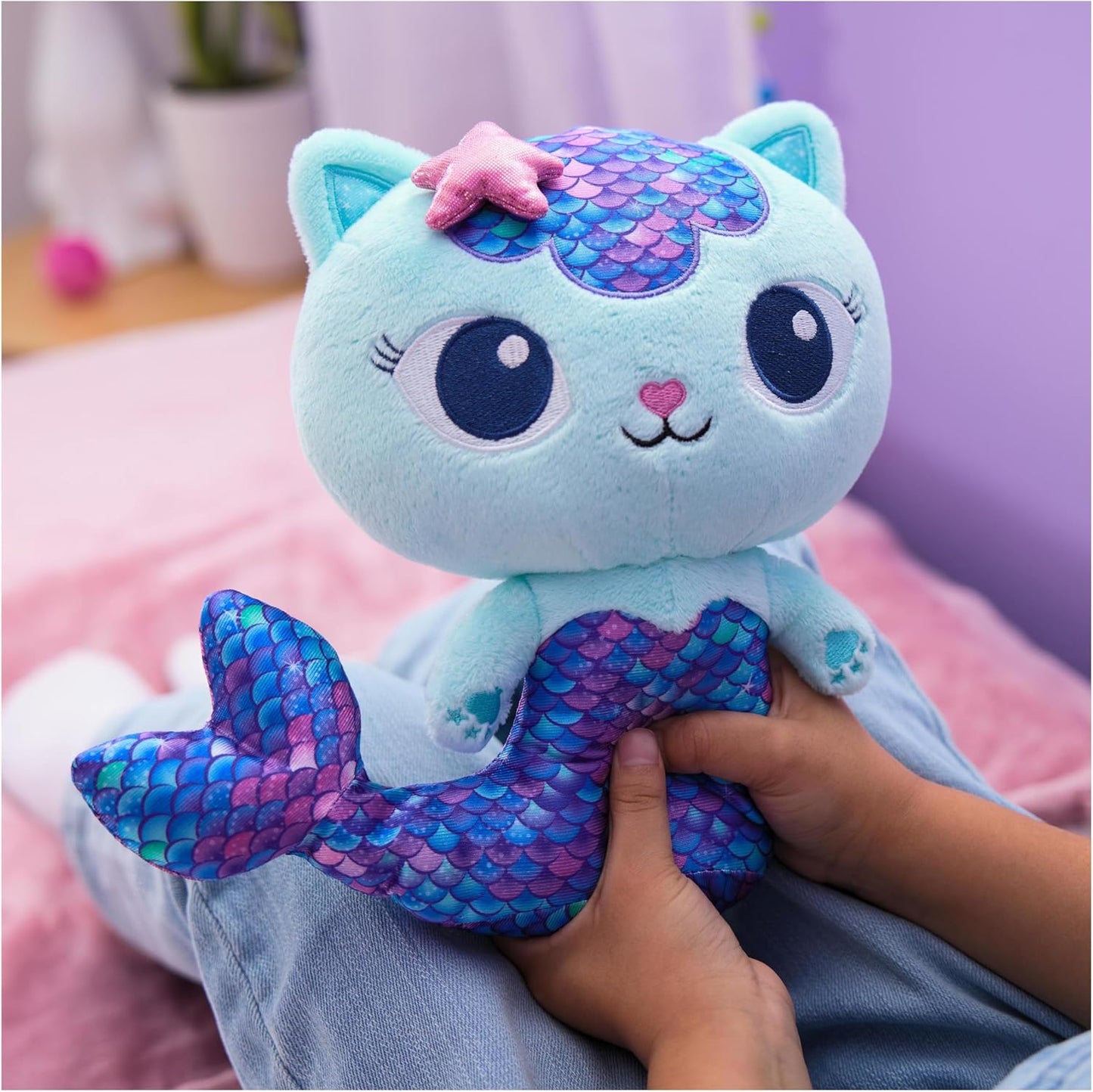Gabby’s Dollhouse, Sereia-Gata Fin-Tastic, Brinquedo de Pelúcia Premium, Animal de Pelúcia de 25cm de Altura com Cauda de Sereia Móvel, Brinquedo Infantil para Meninas e Meninos a partir de 3 Anos