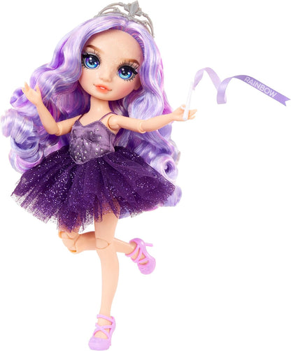 O Pacote Rainbow High Fashion, Prep Rally, inclui 1 conjunto completo de balé, sapatilhas, joias e acessórios para brincar. Combine com outros pacotes para criar diversos looks divertidos. Brinquedo ideal para crianças de 4 a 12 anos.