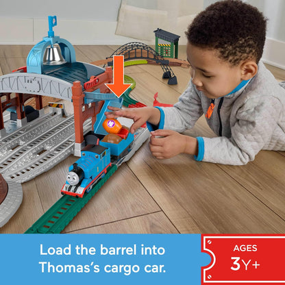 Fisher Price Conjunto de Trem de Brinquedo Thomas & Friends da Mattel, Carregue e Lance o Trem de Entrega de Barris com Locomotiva Motorizada Clássica e Vagão de Carga, 5,5 metros de Trilho, JGY30