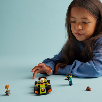 LEGO  Brinquedo de carro de corrida City Green para meninos e meninas de 4 anos ou mais, kit de construção de veículos de corrida de estilo clássico, com minifiguras de fotógrafo e motorista, presentes para crianças em idade pré-escolar 60399