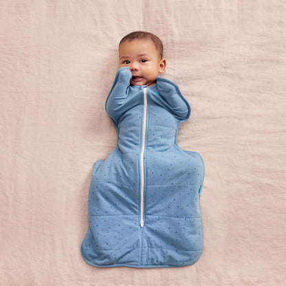 Love To Dream™ Swaddle UP™, Tamanho Pequeno (3,5-6 kg) - Azul Tempestade Pebbles | Ajuste perfeito, promove uma rotina de sono saudável | 2,5 Tog, ideal para inverno e outono (16-20 °C) | Algodão lavável à máquina com zíper duplo