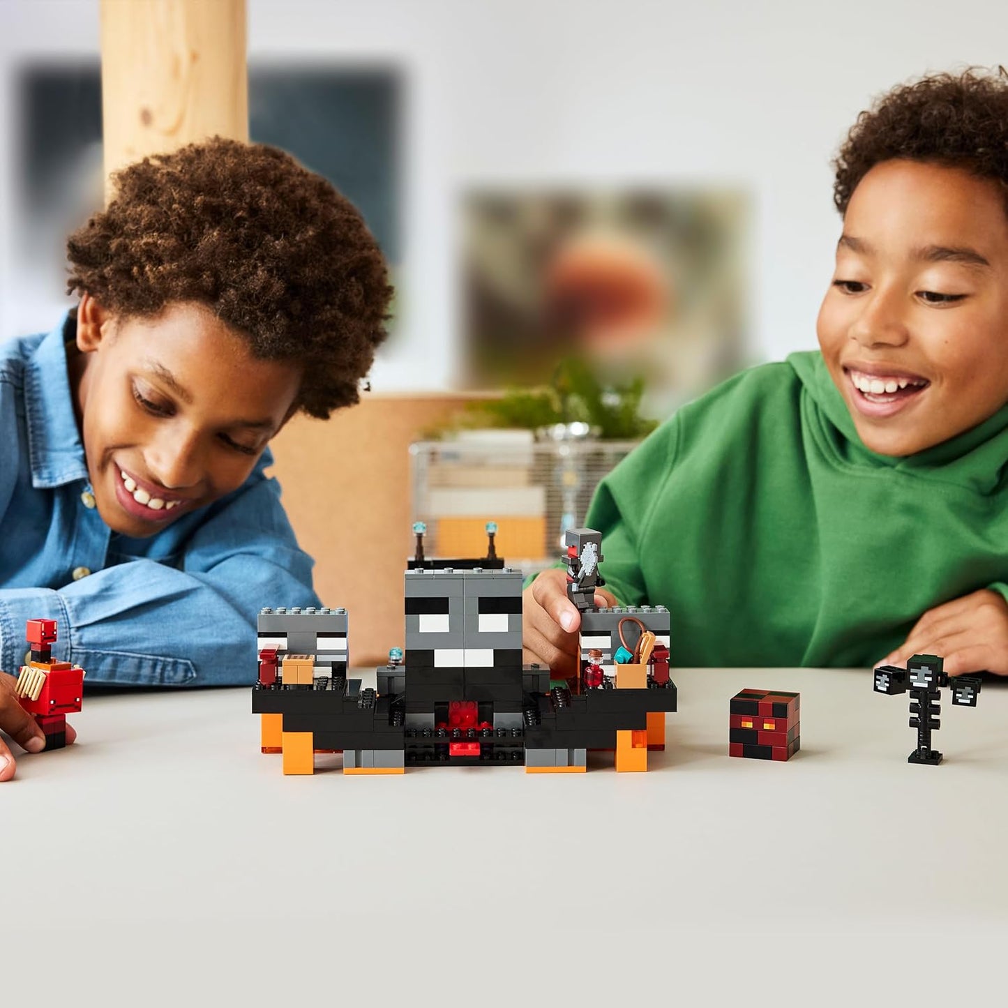 LEGO Minecraft Batalha Wither - Brinquedo Interativo com Guerreiro Carmesim, Andarilho, Cubo de Magma e 2 Figuras de Esqueletos Wither - Presente para Jogadores a partir de 8 Anos - 21590