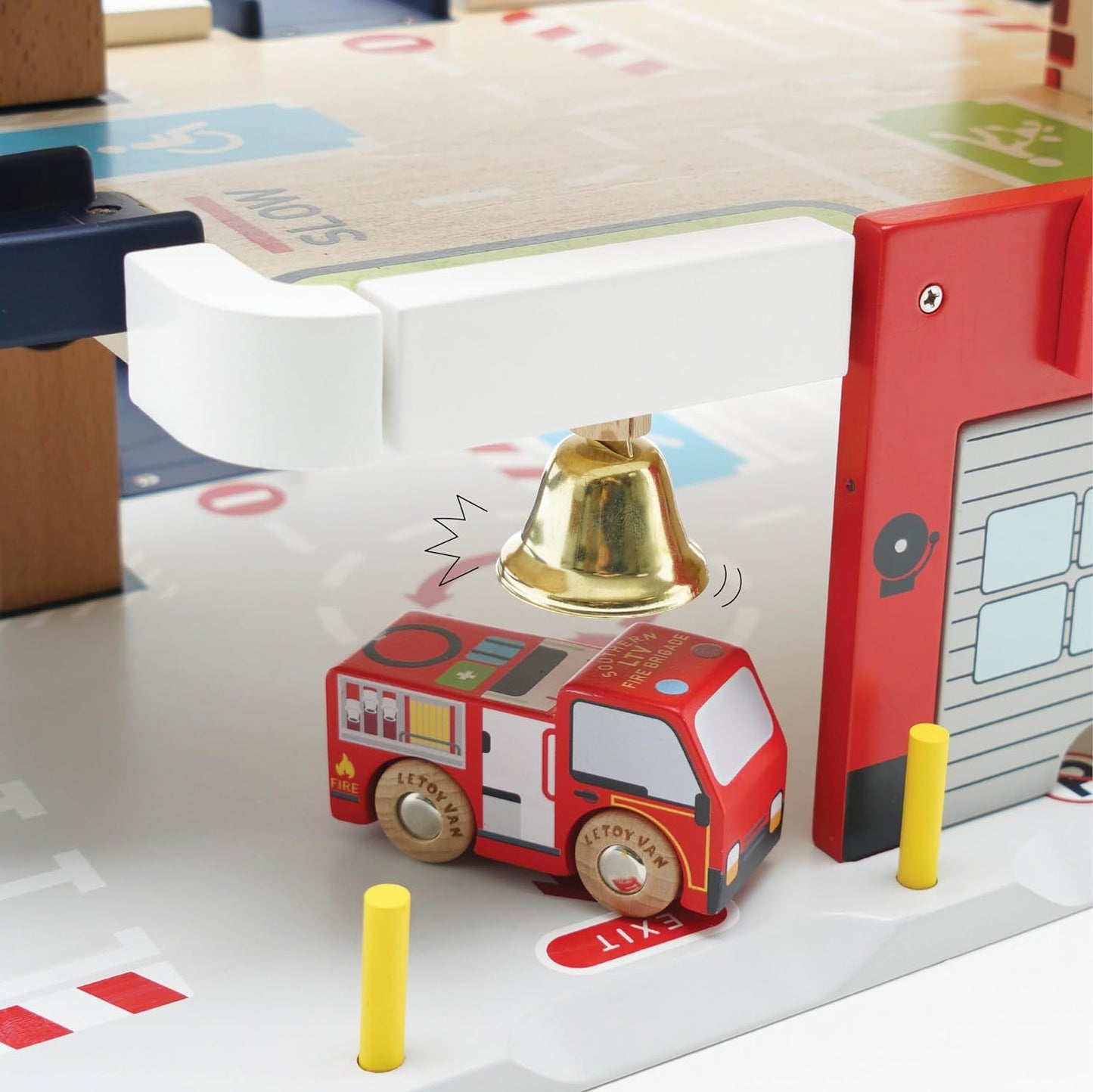 Le Toy Van TV453 Conjunto de carro de garagem de incêndio e resgate de madeira de 3 andares, brinquedos de dramatização de veículo, adequado para mais de 36 meses, universal