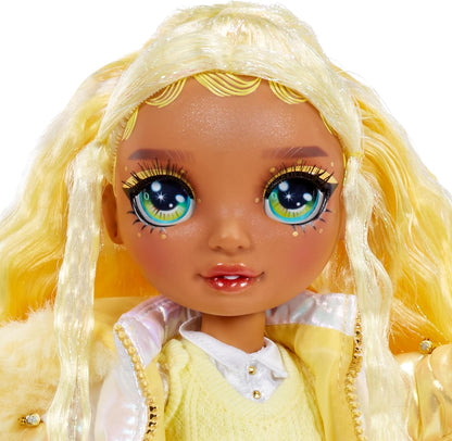 Rainbow High Winter Wonderland - Sunny (Amarela) - Boneca Fashion de 28 cm, com Neve Mágica Escondida que se Transforma com Água, Acompanha Kit de Boneco de Neve, Adequada para Crianças de 4 a 12 Anos e Colecionadores.