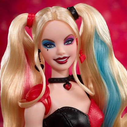 Barbie Boneca Signature Harley Quinn de colecionador com corpo articulado, traje icônico e acessório de martelo, item colecionável do 85º aniversário do Batman da DC, HRM84