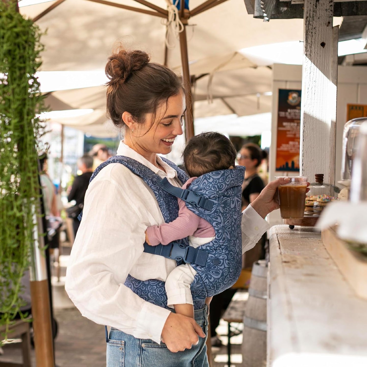 Infantino Canguru Flip Advanced 4 em 1 - Ergonômico, Conversível, Pode Ser Usado Virado para Dentro ou para Fora, na Frente ou nas Costas, para Bebês de 0 a 14,5 kg (Recém-nascidos a Crianças de 3,6 a 14,5 kg), Floral Azul Marinho