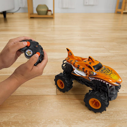 Hot Wheels Monster Trucks, carro de controle remoto HW Tiger Shark na escala 1:24, com pneus para todos os terrenos, controle remoto completo, HNV03
