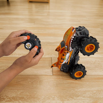 Hot Wheels Monster Trucks, carro de controle remoto HW Tiger Shark na escala 1:24, com pneus para todos os terrenos, controle remoto completo, HNV03
