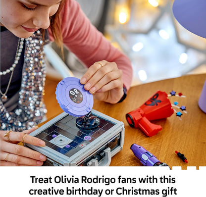 LEGO Olivia Rodrigo – O Esconderijo Secreto – Brinquedo com Maleta, Microfone, Disco, Megafone, TV e Minifigura – Decoração para Quarto Infantil – Presente Musical para Meninas a partir de 10 Anos e Fãs – 43030