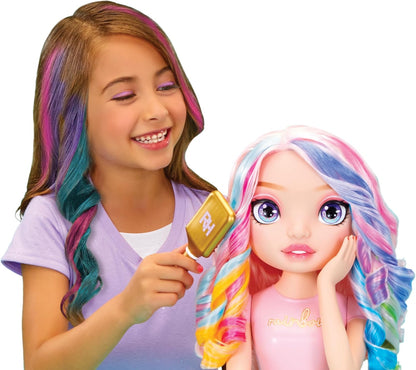 Cabeça de Pentear Rainbow High - 33 cm Bella - Conjunto 4 em 1 com Cremes de Cabelo Laváveis, Esmalte, Escova e Pincel para Colorir o Cabelo. Penteie, pinte e lustre. Repita o processo. Para crianças de 4 a 12 anos.