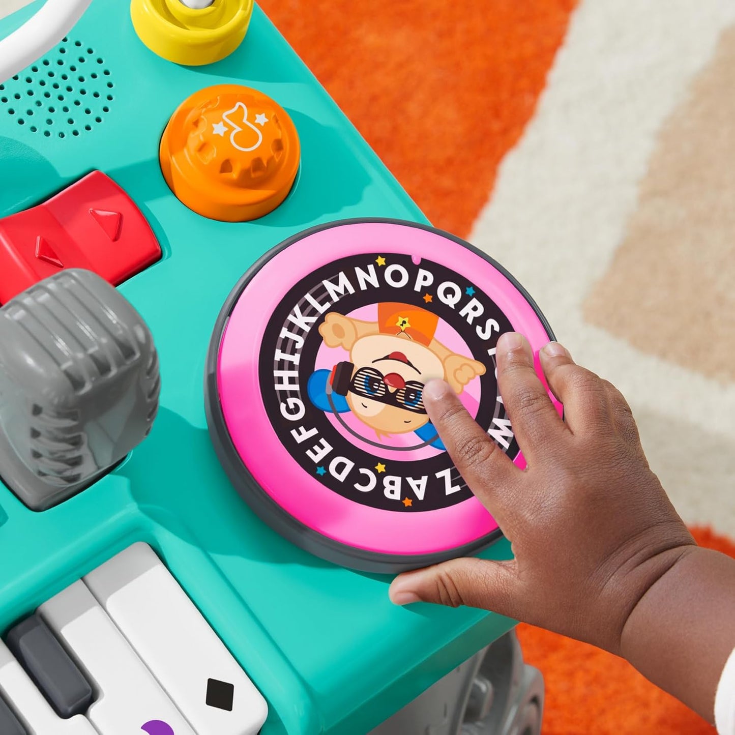 Fisher-Price Aprenda a tocar DJ com mesa, brinquedo musical educativo com luzes e sons, versões em italiano, castelhano, português e inglês, HXG08