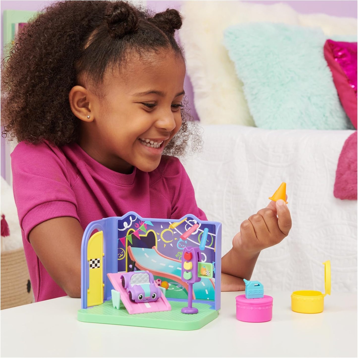 Gabby’s Dollhouse, Sala de Brincar Carlita Purr-ific com Carrinho de Brinquedo Carlita, Acessórios, Móveis e Entregas para Casa de Bonecas, Brinquedos Infantis para Crianças a partir de 3 Anos