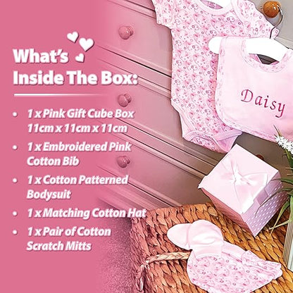 ellabellaboo Presentes personalizados para bebês da – A pequena caixa de presente contém 1 babador personalizado. Outras roupas essenciais para bebês incluem um body, um chapéu e luvas anti-arranhões.