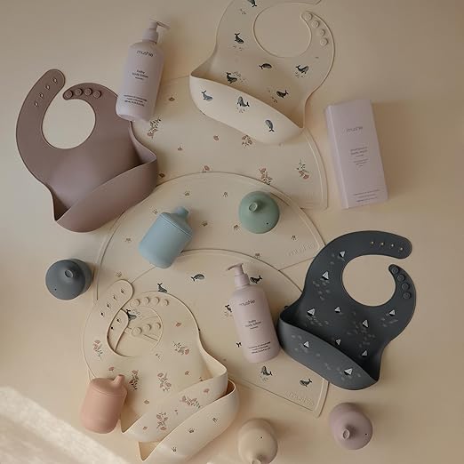 Mushie Babador de Silicone Baby | Babadores Impermeáveis com Ajuste Perfeito | Babadores Fáceis de Limpar para Alimentação do Bebê | 4 Tamanhos Ajustáveis com Bolsos Frontais Fundos | 100% Livre de BPA e Ftalatos