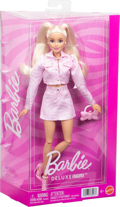 Barbie Deluxe Style Boneca nº 9 com Roupa Jeans Rosa, Cabelo Loiro, Conjunto de Jaqueta e Saia Combinando com Acessórios como Bolsa de Laço e Joias Peroladas, JJN69