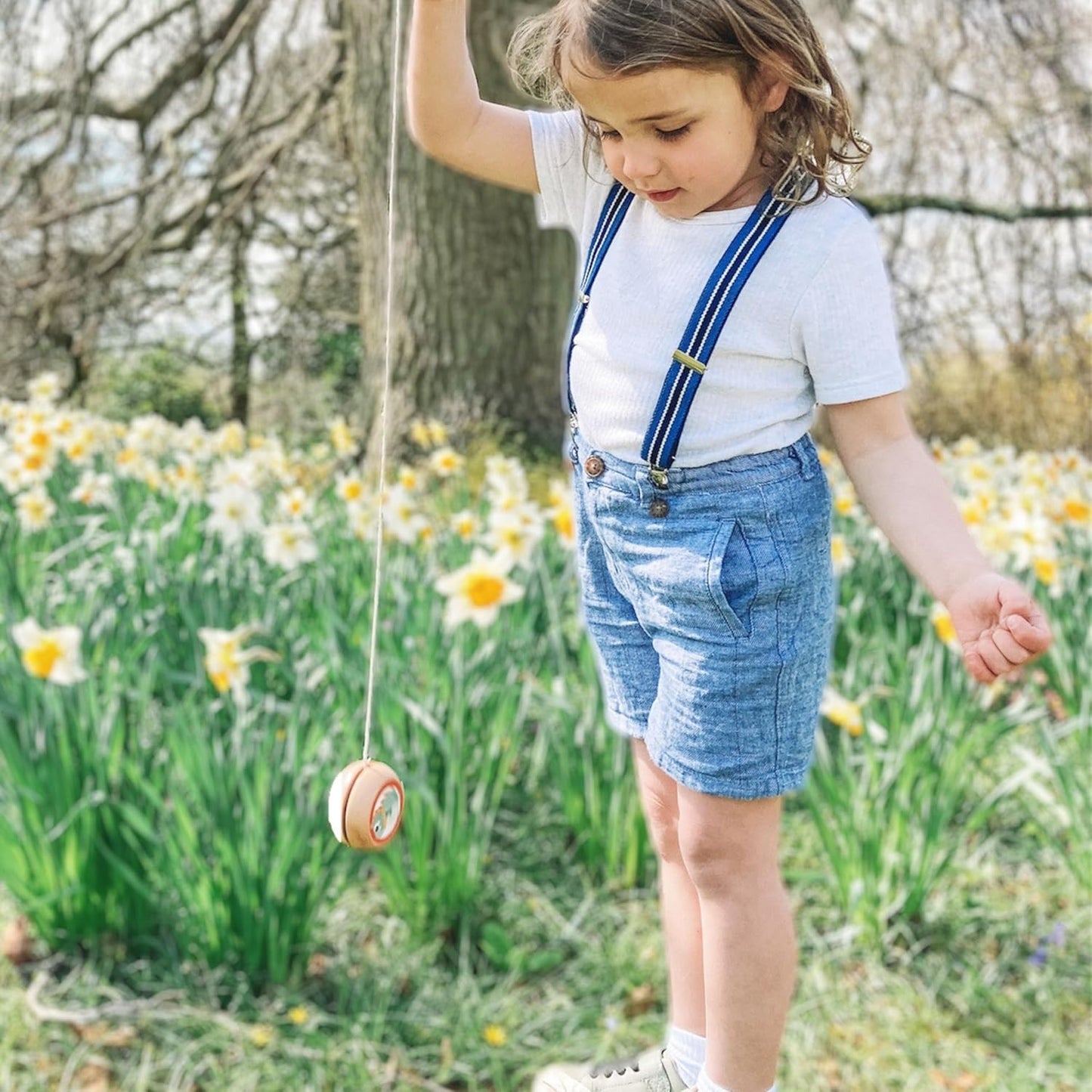 Jaques of London Yoyo de madeira para crianças | Yoyo infantil com tema de dinossauros | Ótimo para brincadeiras em ambientes internos e externos | com cordas de ioiô | Desde 1795, multicolorido