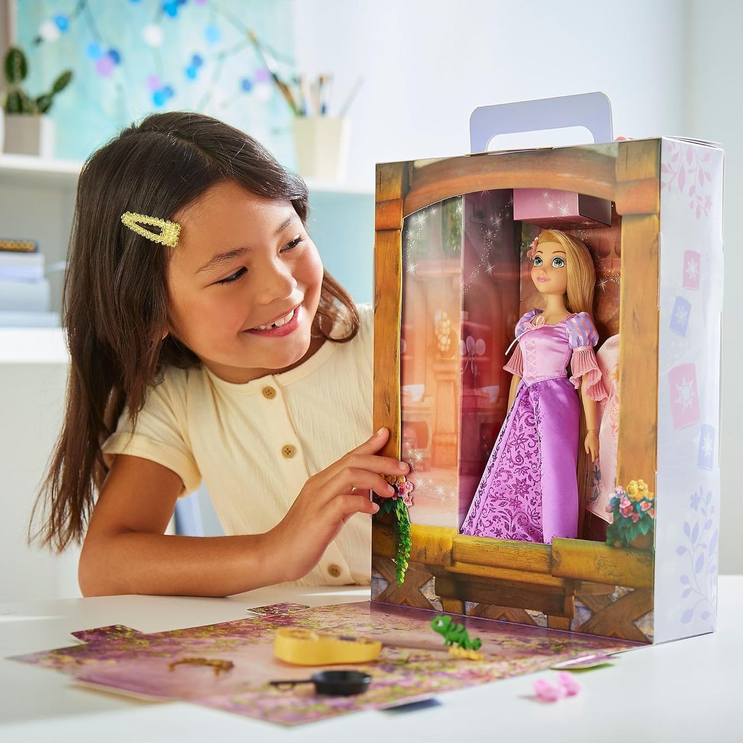 Disney Store Official Rapunzel Story Doll para crianças, Enrolados, 28 cm/11”, com Pascal, 2 roupas, acessórios, pacote de colorir e atividades e caixa que se dobra para um palco de brincadeira