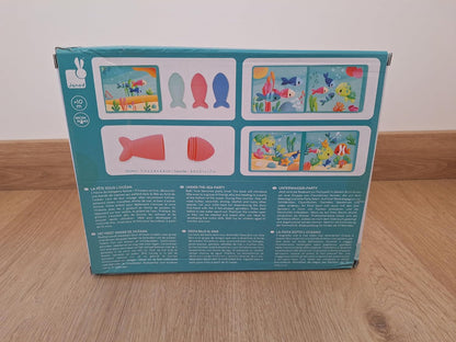 Janod - Livro de banho interativo com 3 brinquedos de aspersão incluídos - 1 livro + 3 aspersores - Desenvolve habilidades motoras finas - Fácil de limpar - A partir de 10 meses - J04733