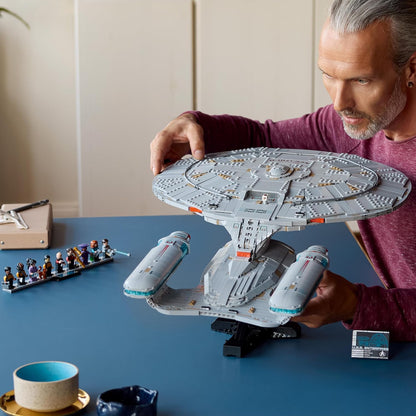 LEGO Icons Star Trek: U.S.S. Enterprise NCC-1701-D - Kit de Modelo para Exibição para Adultos - 2 Cápsulas de Transporte, Função de Separação e 9 Minifiguras, incluindo Jean-Luc Picard e William Riker - Presente para Fãs - 10356