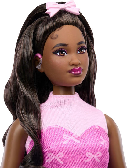 Barbie Deluxe Style Boneca nº 10 com Conjunto de Blusa e Saia Jeans Rosa com Estampa de Laço, Cabelo Preto, Aparelhos Auditivos Retroauriculares e Acessórios como Bolsa, JJN70