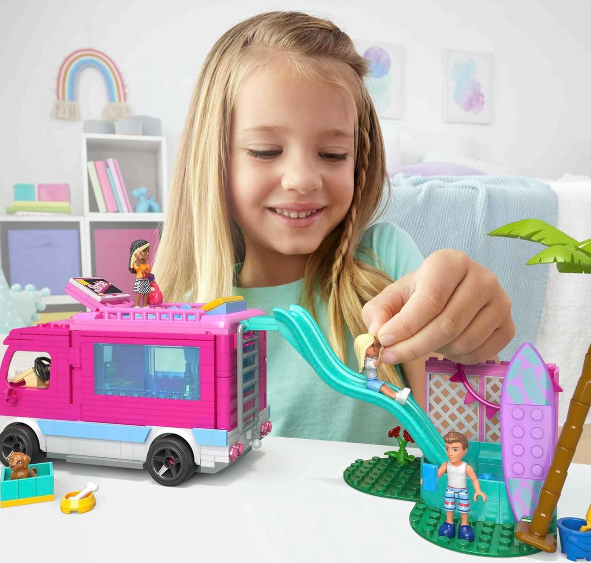 MEGA Conjunto de Construção Construx Barbie – Aventura no Trailer dos Sonhos, com 580 peças, 4 micrombonecas, pets da Barbie e acessórios, Rosa, para crianças a partir de 6 anos, HPN80