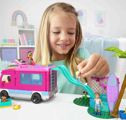 MEGA Conjunto de Construção Construx Barbie – Aventura no Trailer dos Sonhos, com 580 peças, 4 micrombonecas, pets da Barbie e acessórios, Rosa, para crianças a partir de 6 anos, HPN80