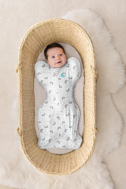 Love To Dream™ Swaddle UP™, Recém-nascido 2,2–3,8 kg – Sonho Arco-Íris | Ajuste perfeito, promove uma rotina de sono saudável | 1,0 Tog Ideal para primavera e verão (20–24 °C) | Algodão lavável à máquina e zíper duplo